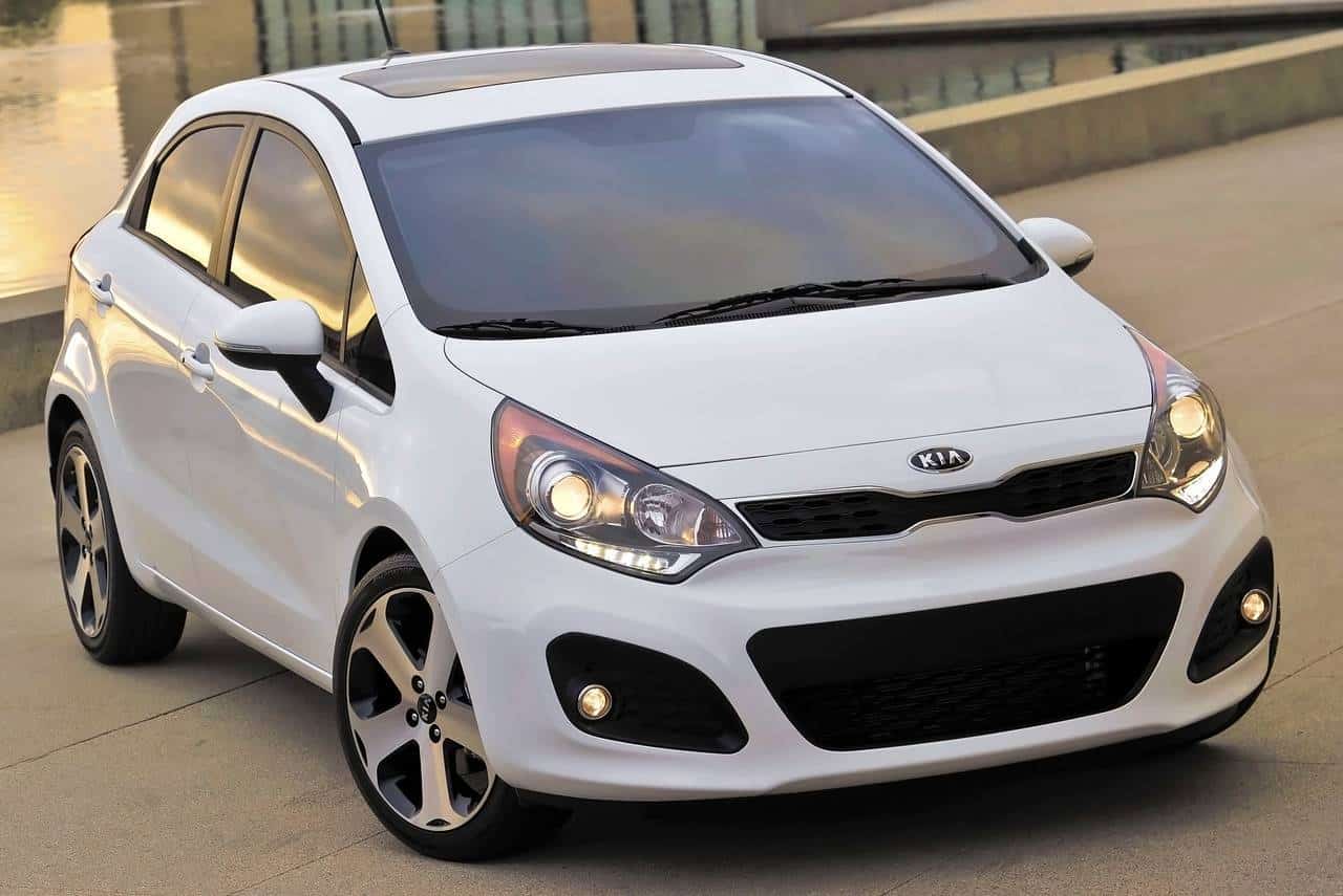 White Kia Rio 2015